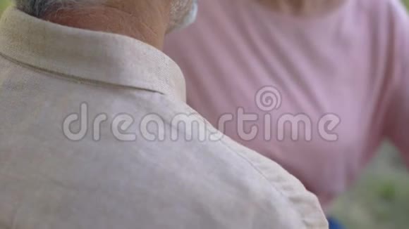老妇人拥抱男人信任的关系家人的支持和爱视频的预览图