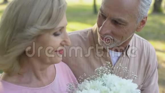 老人送花给心爱的女人惊喜关注关怀视频的预览图