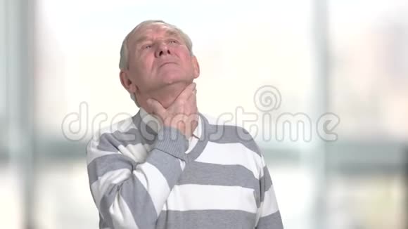 喉咙痛的成熟男人视频的预览图