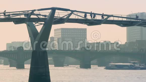 人们在城市中过桥视频的预览图