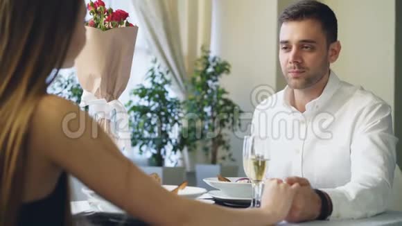 穿得漂亮的帅哥在餐馆吃饭时向年轻女士求婚他在说话然后给她视频的预览图