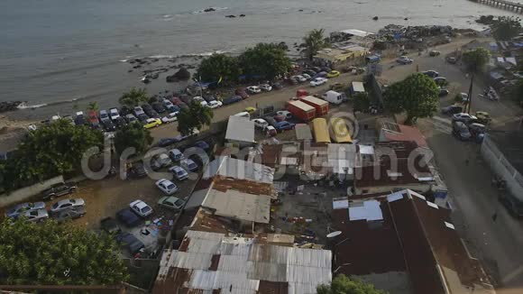 繁忙的科纳克里海岸线海滩几内亚视频的预览图