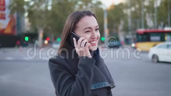 时尚女商人在城市广场打电话视频的预览图