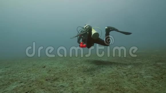 潜水员漂浮在海底水下视野深海潜水概念视频的预览图