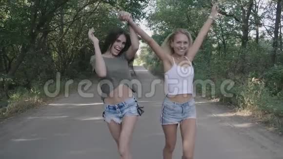 两个最好的朋友热辣的女孩在森林或公园的路上视频的预览图