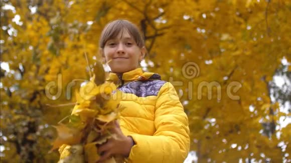 女孩在旋转把秋叶扔了起来视频的预览图