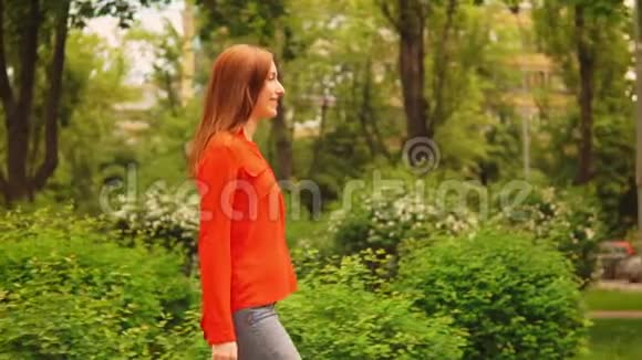 夏日公园散步的快乐女人视频的预览图