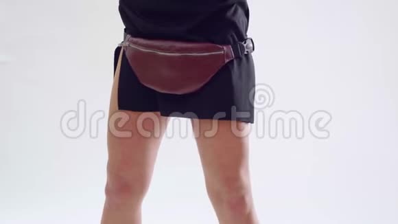 女模特臀部的棕色粉尼包视频的预览图