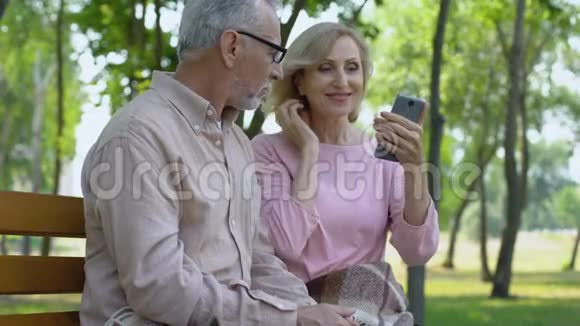 高级美女智能手机在线家庭电话美容应用视频的预览图