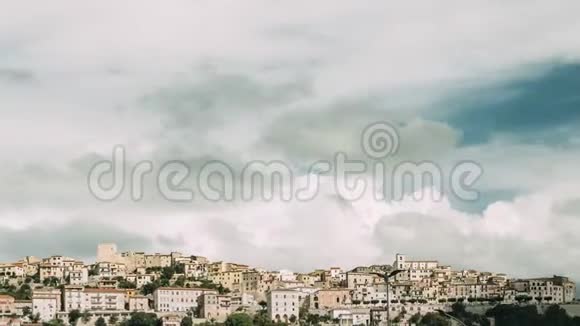 蒙特圣比亚吉奥意大利住宅区蓝天下的秋日城市景观视频的预览图