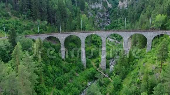 著名的高架桥在瑞士菲利斯村视频的预览图