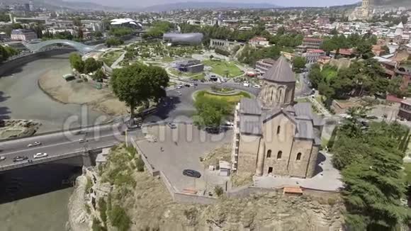 飞越第比利斯的Metekhi教堂位于库拉河附近的悬崖上格鲁吉亚视频的预览图