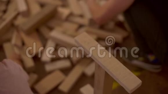 孩子的手安装木结构视频的预览图