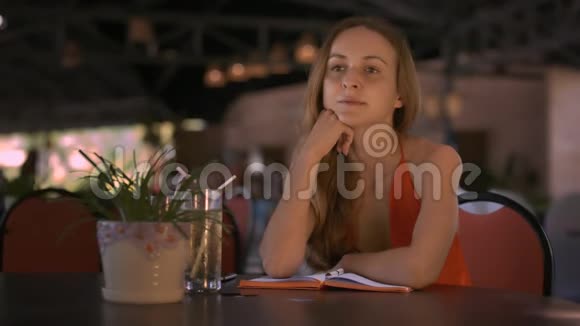 女士用手在咖啡桌上拉琴视频的预览图