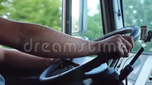 无法辨认的人手握方向盘在温暖的夏日在乡间道路上驾驶汽车卡车司机视频的预览图