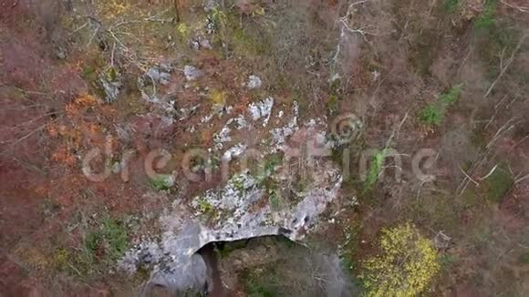 下降空中4k的悬崖正面下降到洞穴入口的无人机视频的预览图