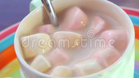 棉花糖在杯中旋转视频的预览图