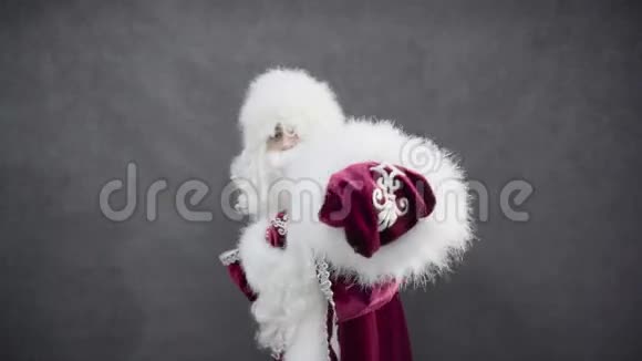 镜头前的圣诞老人拳击视频的预览图