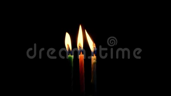 绿色的生日蜡烛黄色的灯光在黑暗和黑色的背景下燃烧视频的预览图
