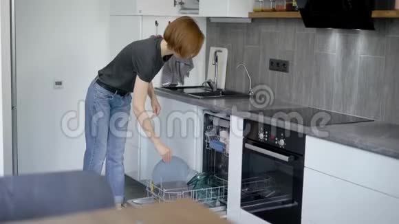 女人在洗碗机里装脏盘子视频的预览图