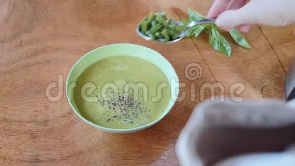煮熟后放入菠菜奶油汤中的青豆特写视频的预览图