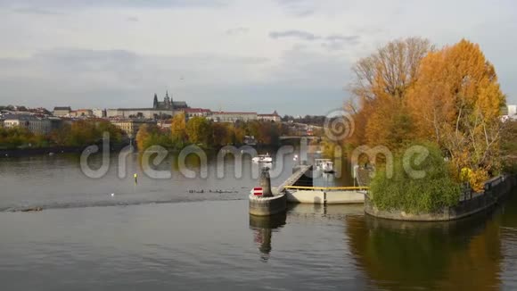 秋天布拉格的伏尔塔瓦河视频的预览图