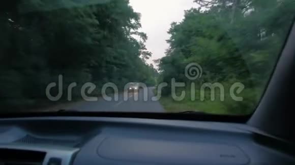 森林汽车景观中的道路视频的预览图