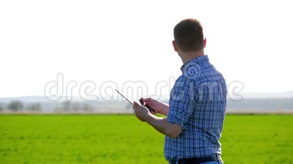 两个农民在麦田握手两个农民在田里检查小麦作物视频的预览图