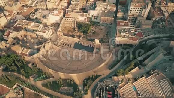 西班牙古泰特罗罗马诺或罗马剧院和卡塔赫纳城市景观的空中景观视频的预览图