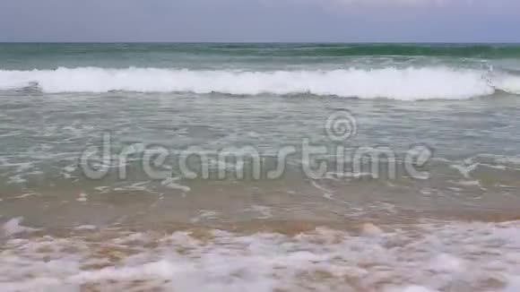 越南海安镇海滩上的太平洋海浪视频的预览图