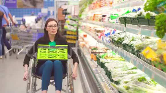 坐轮椅的残疾妇女在超市购物时选择商品视频的预览图