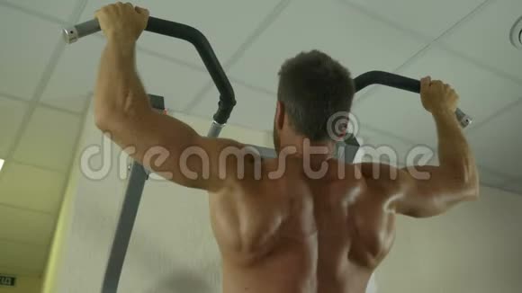 一个身体赤裸的年轻运动员在健身房做体力劳动用一个视频的预览图