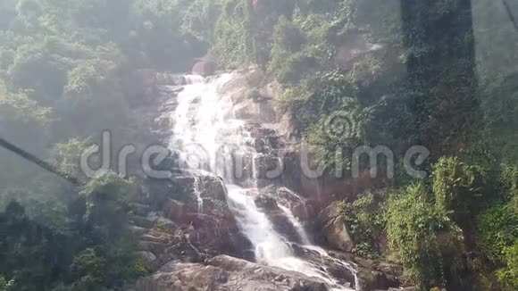 从高空俯瞰在越南山脉中流动的巨大瀑布拍摄过程缓慢视频的预览图