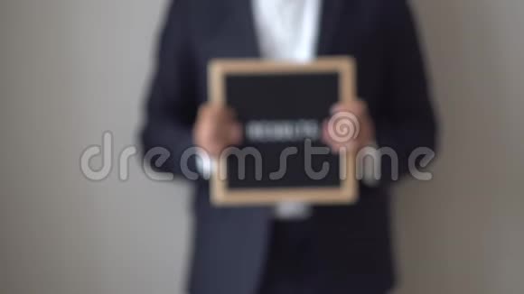 匿名商人手中的文字板上的信件视频的预览图