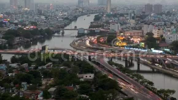 胡志明市交叉口交通由白天到晚上越南时间视频的预览图