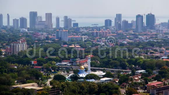 马来西亚时代带清真寺的槟城空中景观视频的预览图