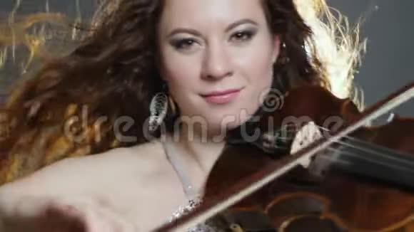 音乐家在音乐会上演奏时手拿小提琴的肖像视频的预览图