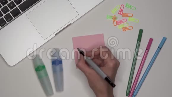 女人用手在记事本上写格奥米特里视频的预览图
