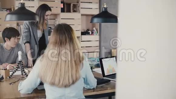 欧洲女商人领导团队会议多民族千禧集团在办公室4K工作的商业伙伴关系视频的预览图