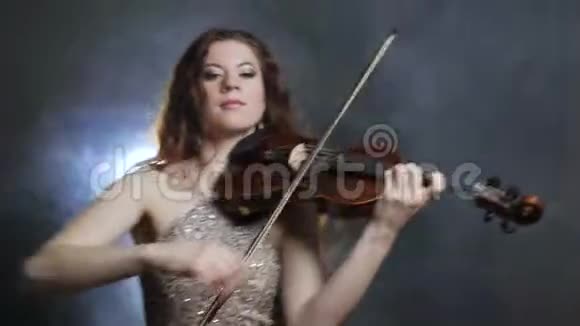 美丽的女孩在音乐学院专业演奏小提琴交响曲视频的预览图