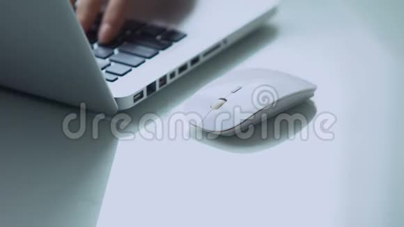 使用无线鼠标在笔记本电脑个人电脑上工作的左手男子视频的预览图