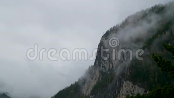 云层中的山脉视频的预览图