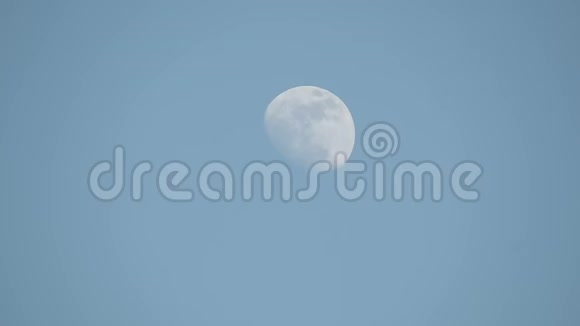 有着清晰蓝调背景的月亮和云朵视频的预览图