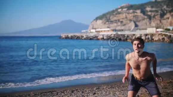 一个年轻人在海滩上玩飞盘视频的预览图