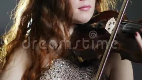 音乐剧之夜年轻女性演奏小提琴视频的预览图