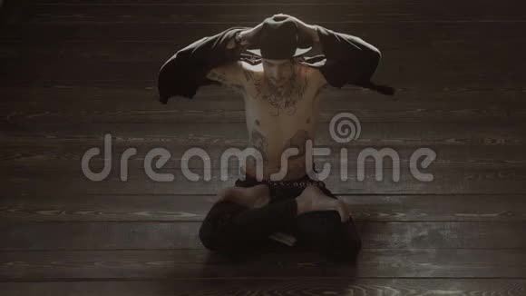 人坐莲姿穿莲花姿势的纹身男人坐在地板上的人视频的预览图