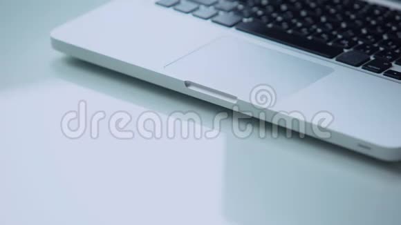 使用笔记本电脑触摸板在办公室或家里工作的个人电脑视频的预览图