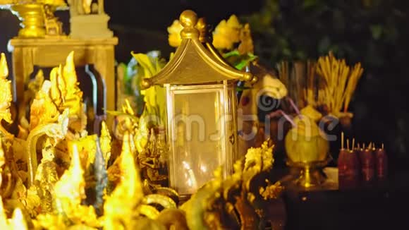 晚上公园里佛寺的黄蜡烛关上视频的预览图