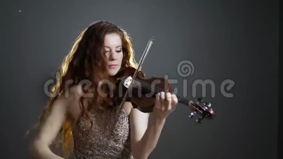 现场音乐长发女性在晚间活动中拉小提琴视频的预览图