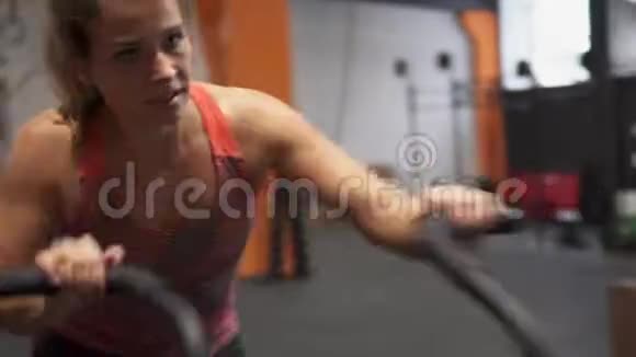 健身妇女在健身房做空气自行车运动视频的预览图